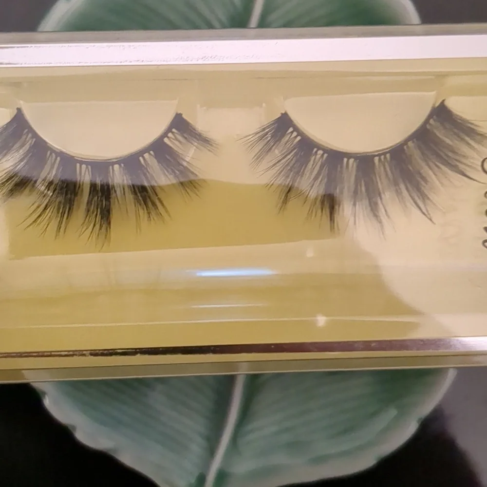 Set Of Lashes - Picture 3 of 3